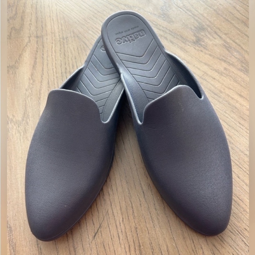 Native gray women's rubber slides. Size W9